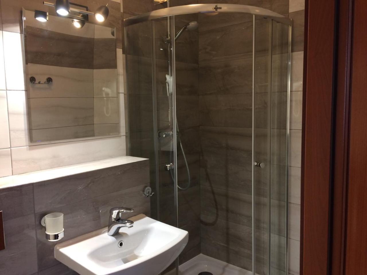 - Modlin Airport Homestay *